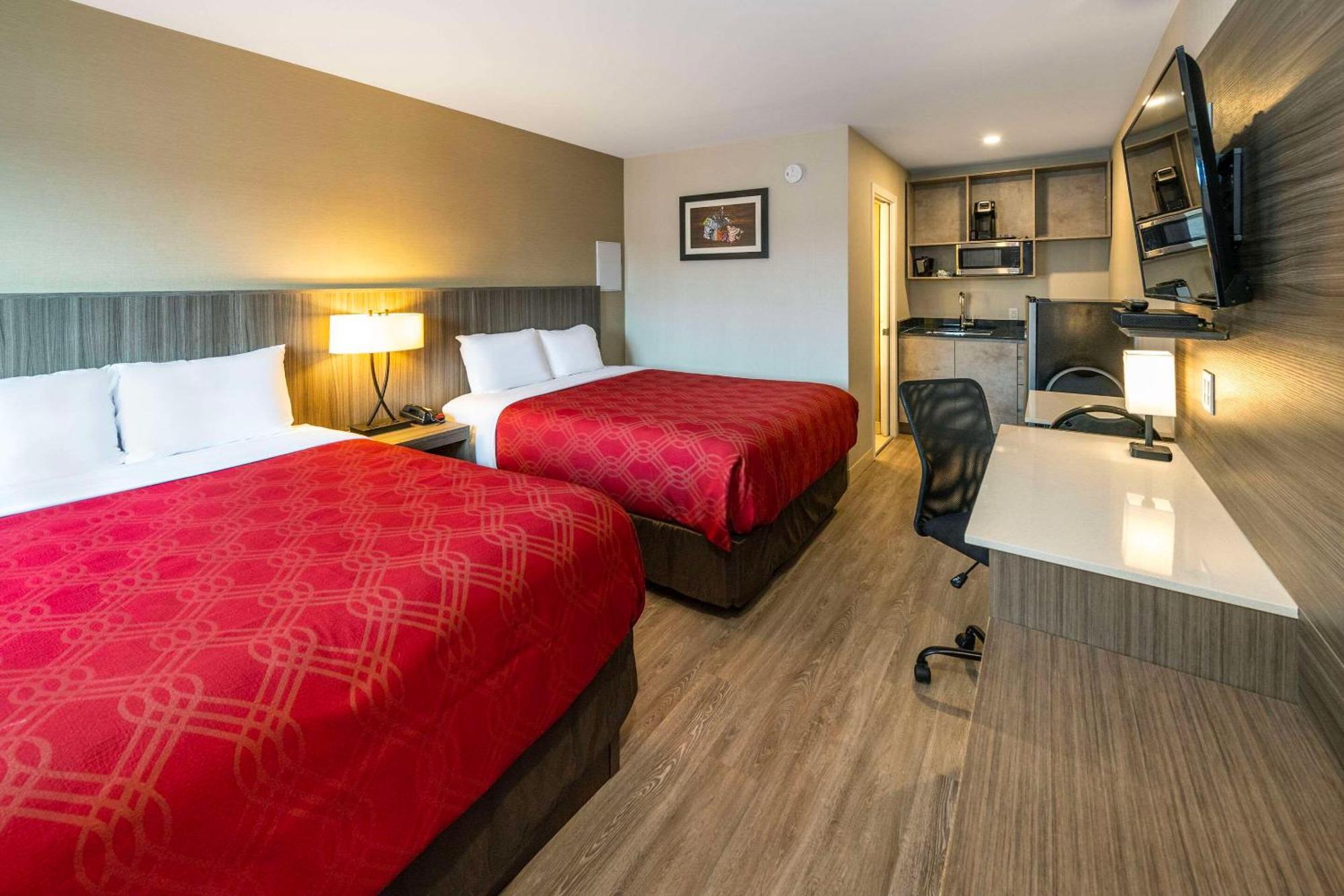 Econo Lodge Inn & Suites Pincher Creek Exterior foto