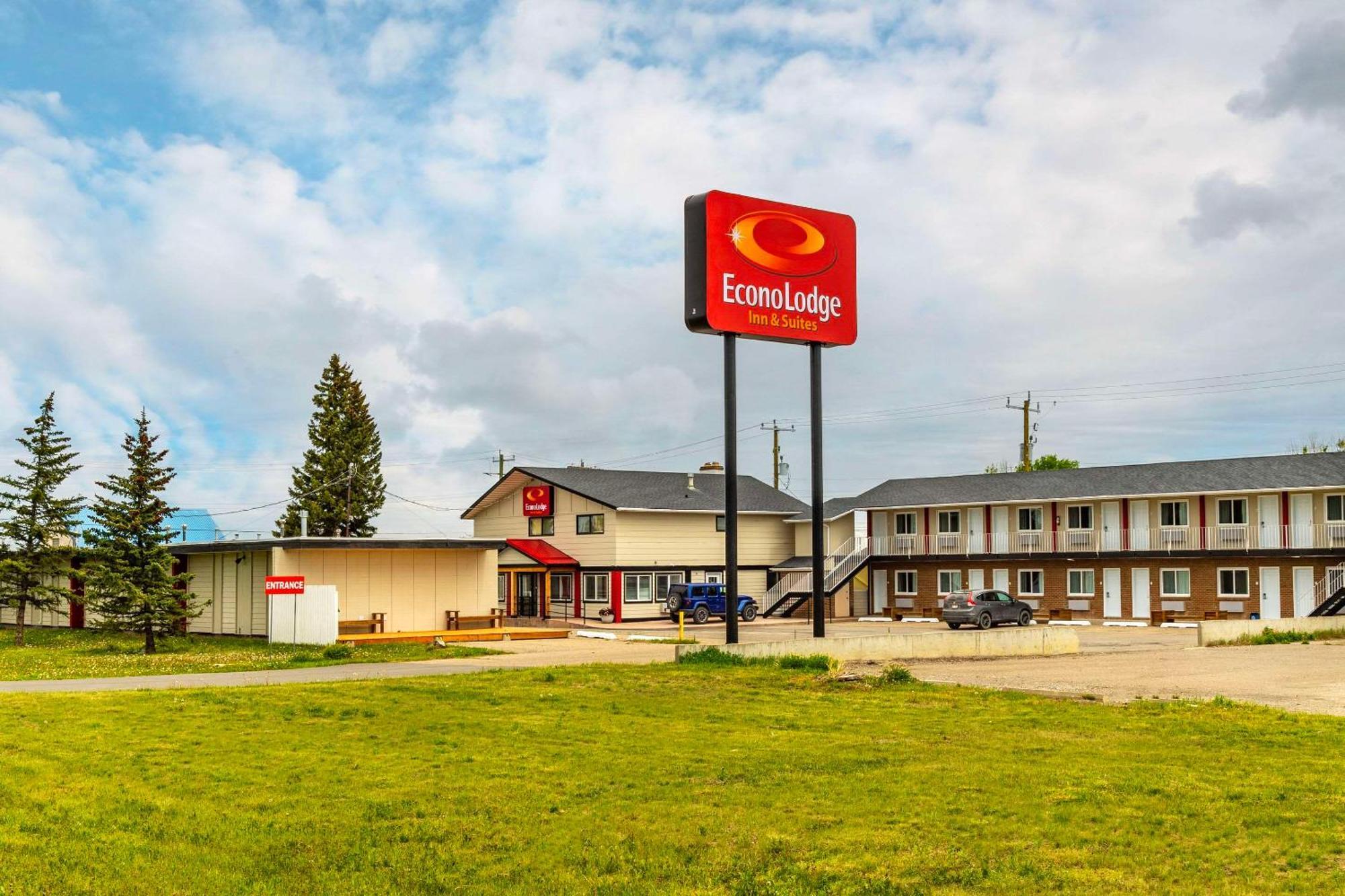 Econo Lodge Inn & Suites Pincher Creek Exterior foto