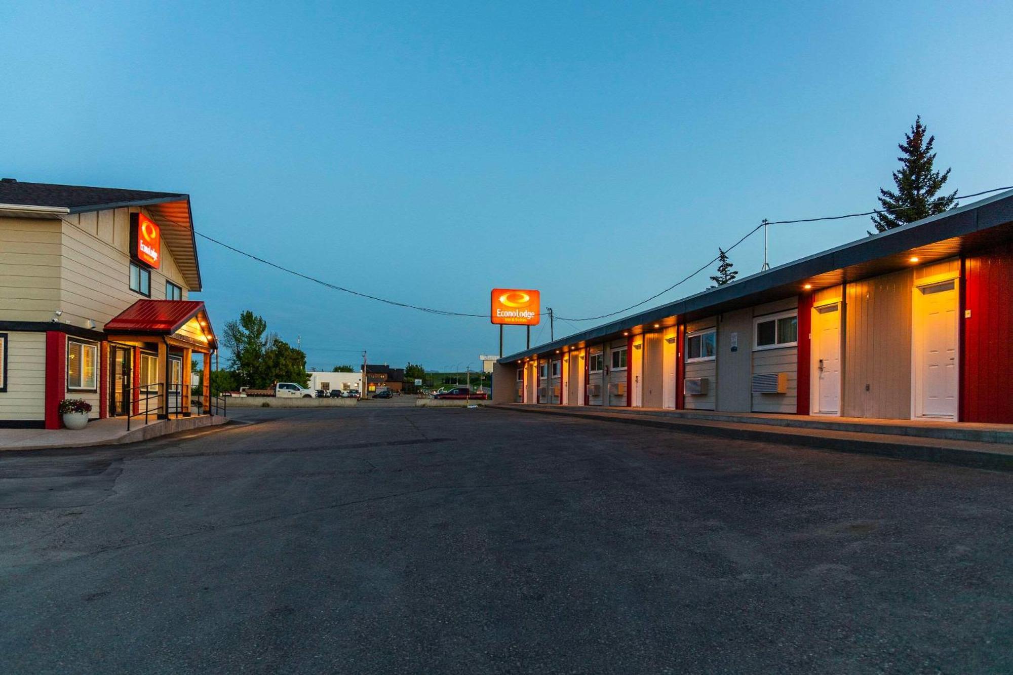 Econo Lodge Inn & Suites Pincher Creek Exterior foto