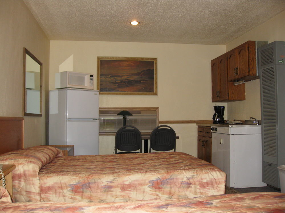 Econo Lodge Inn & Suites Pincher Creek Exterior foto