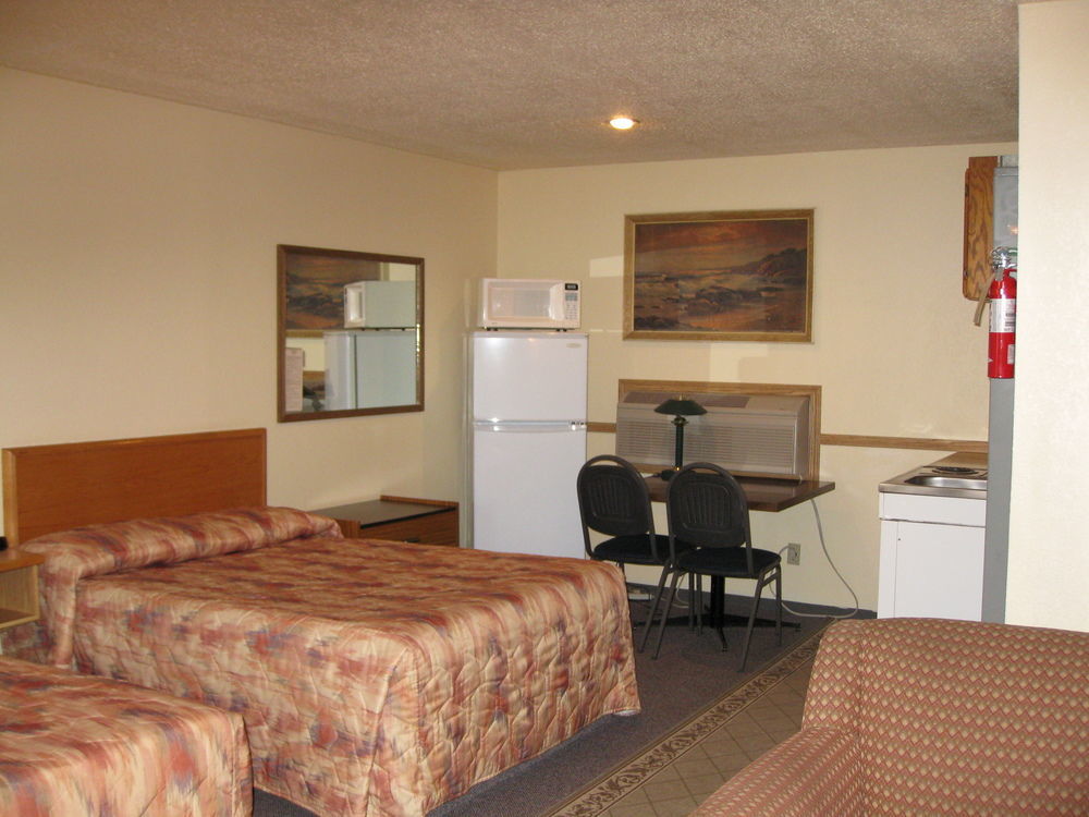 Econo Lodge Inn & Suites Pincher Creek Exterior foto