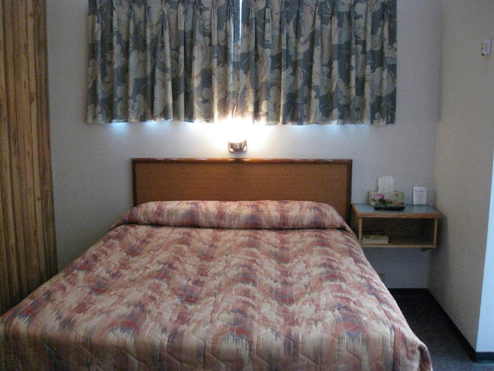 Econo Lodge Inn & Suites Pincher Creek Exterior foto