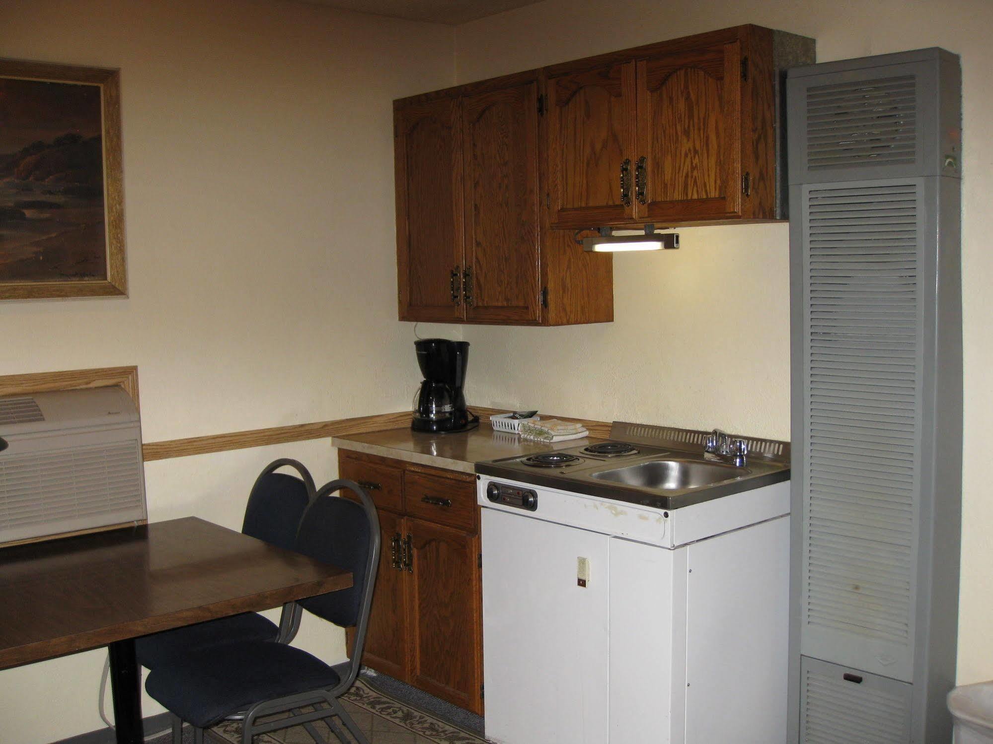 Econo Lodge Inn & Suites Pincher Creek Exterior foto