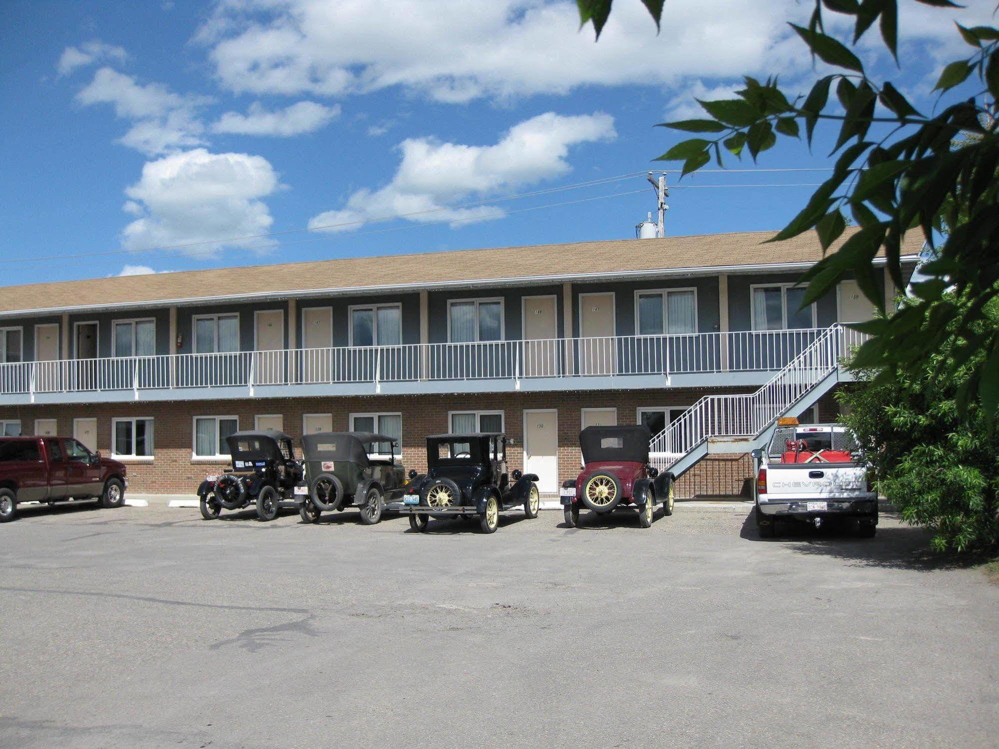 Econo Lodge Inn & Suites Pincher Creek Exterior foto