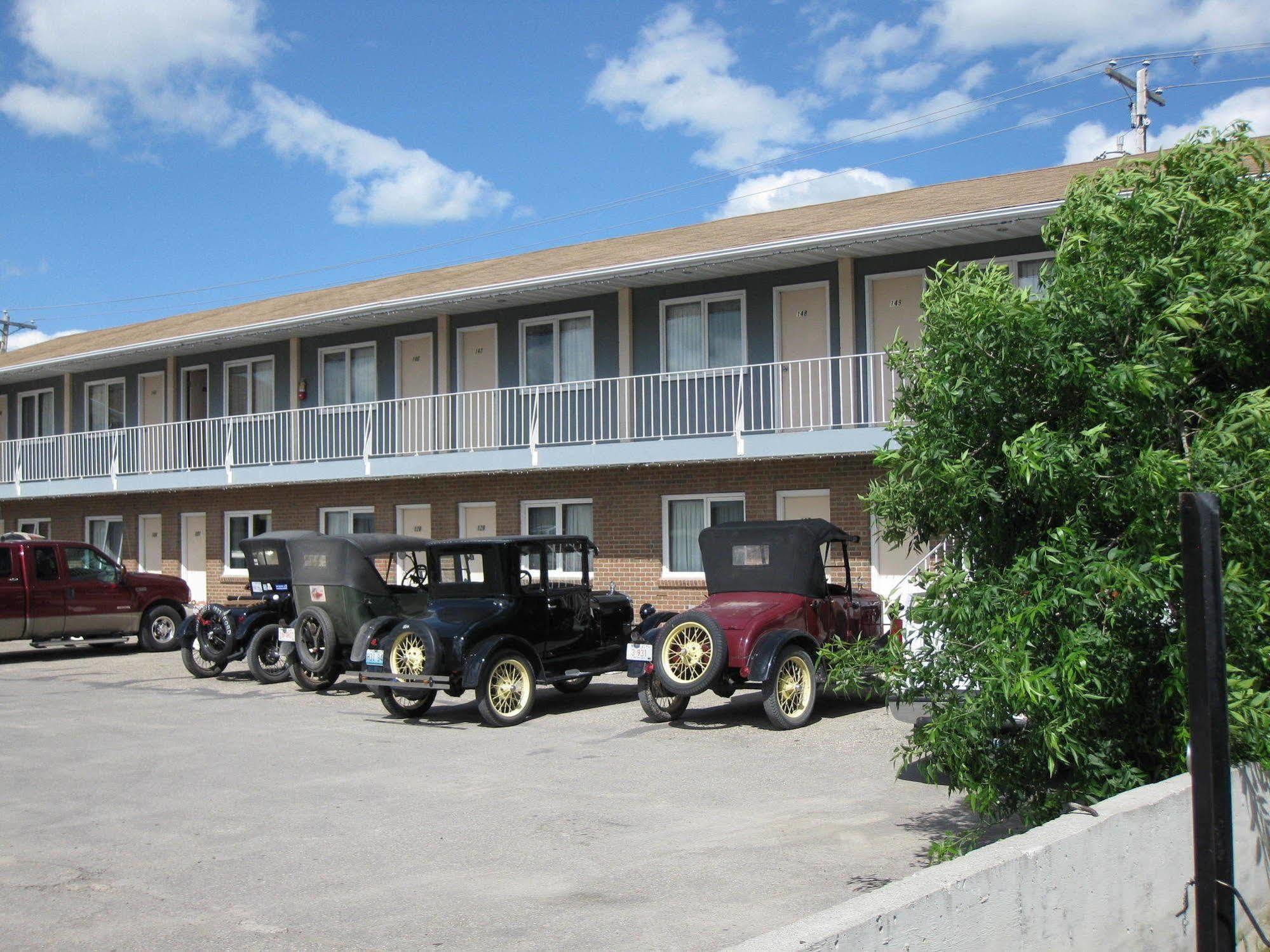 Econo Lodge Inn & Suites Pincher Creek Exterior foto