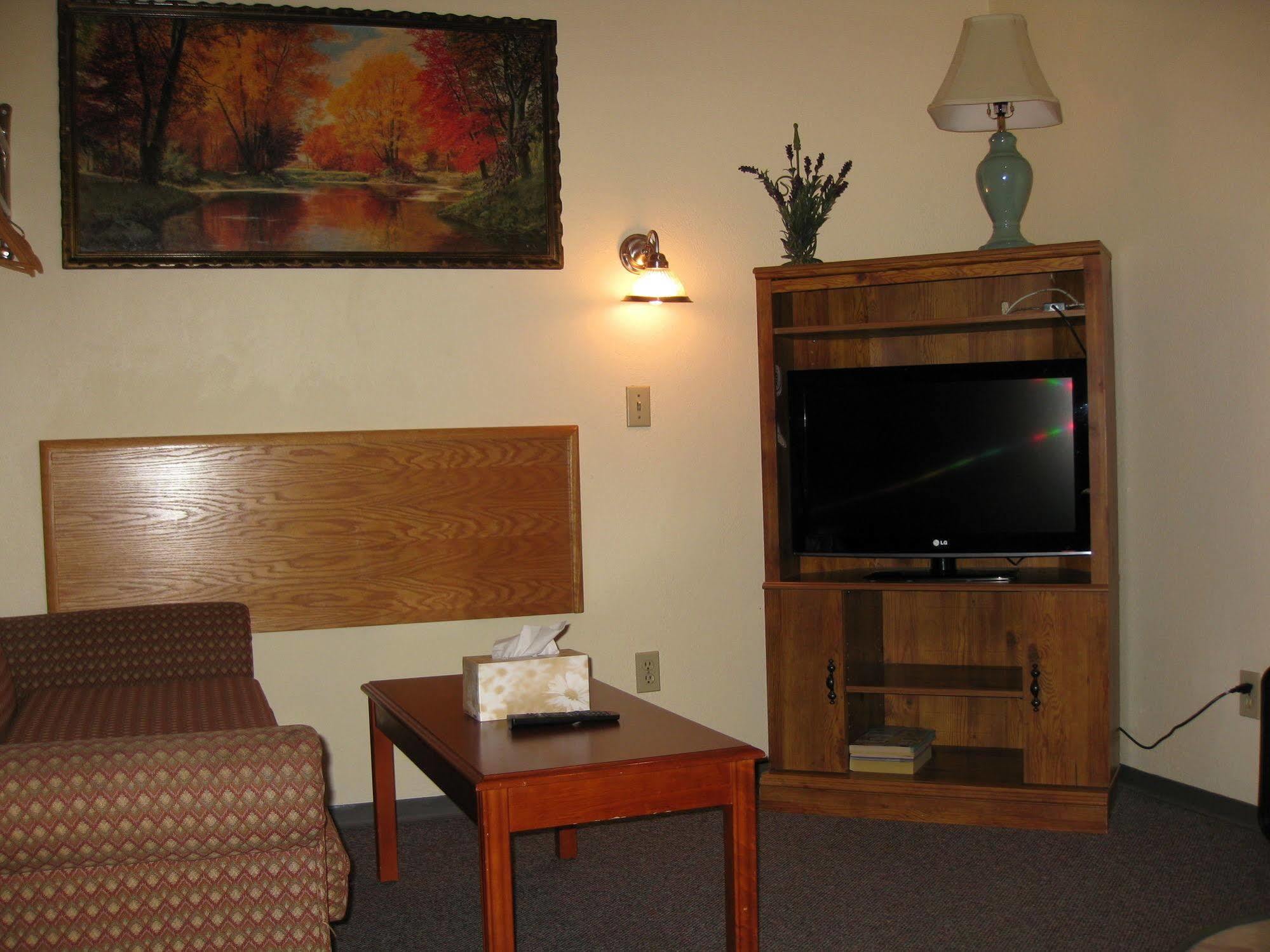 Econo Lodge Inn & Suites Pincher Creek Exterior foto