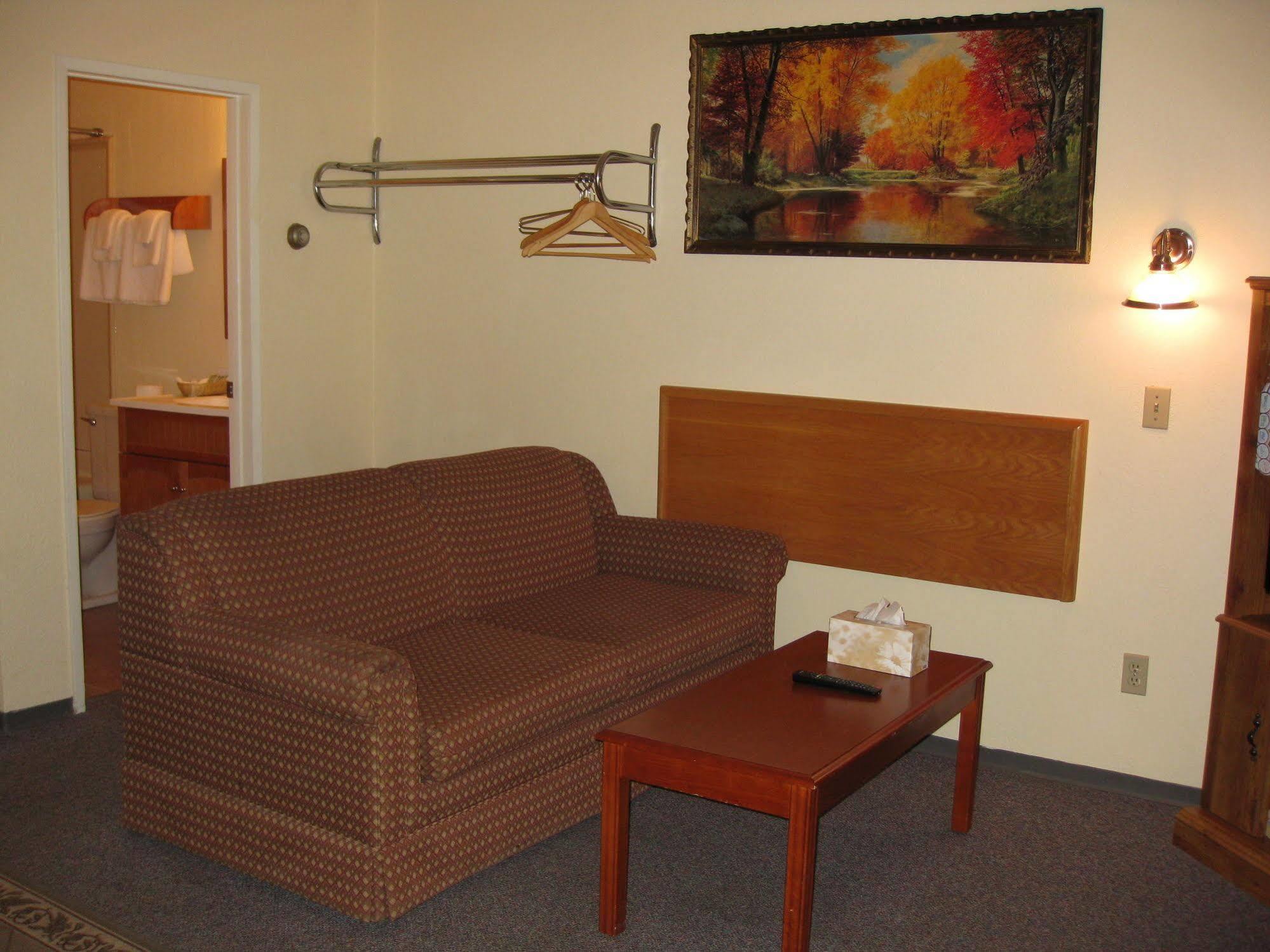Econo Lodge Inn & Suites Pincher Creek Exterior foto
