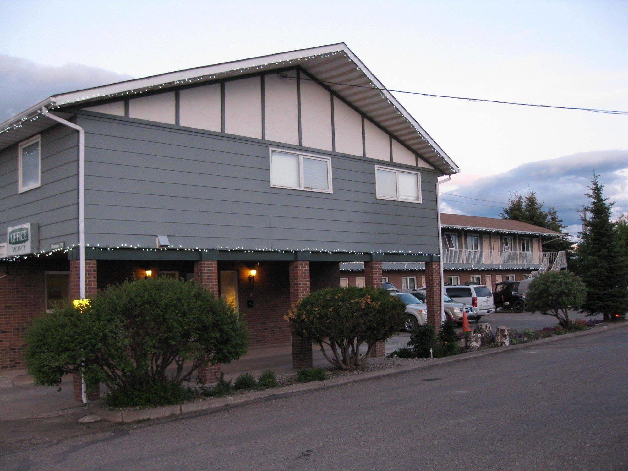 Econo Lodge Inn & Suites Pincher Creek Exterior foto