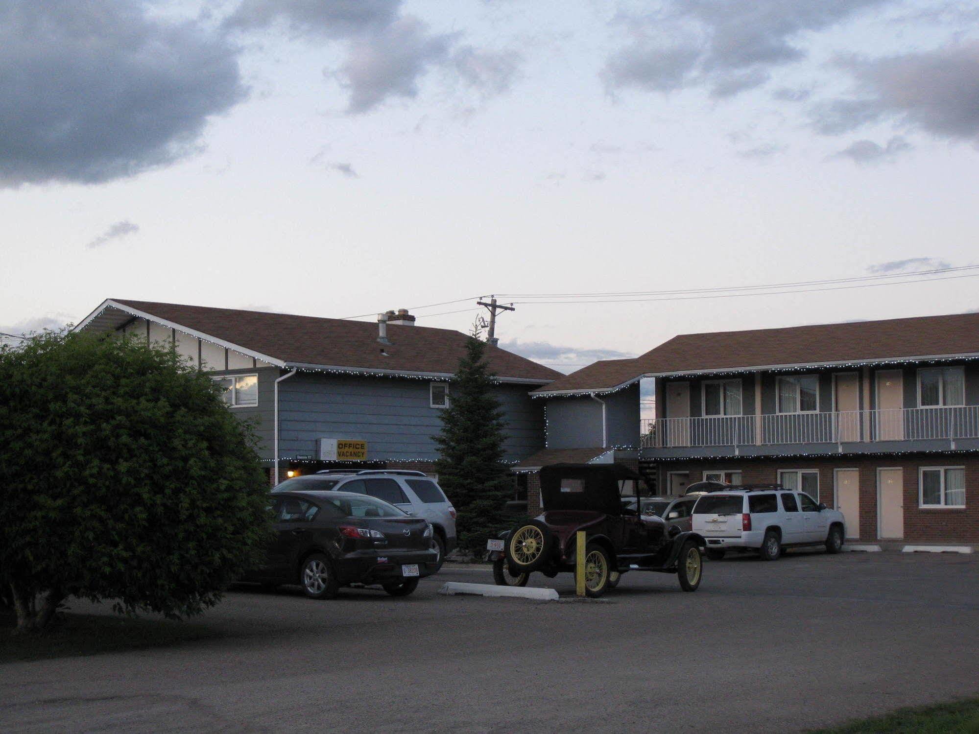 Econo Lodge Inn & Suites Pincher Creek Exterior foto